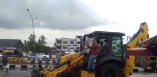 Hendra Kabid DLHK Pekanbaru , Kerahkan Alat Berat Dan 4 Unit Fuso Angkut Tumpukan Sampah Di Pasar Pagi Arengka