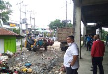 Menindak Lanjuti Amanah Walikota Pekanbaru , Hendra Kabid Pengelolaan Sampah Turun Lapangan Bersihkan 4 Pasar