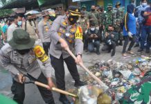 kapolda Riau , Danrem dan Kapolresta Pekanbaru Terjun Angkut Tumpukan Sampah di Pasar Kodim