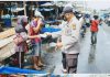 Bukti Nyata Polri Pengayom Masyarakat , Kapolsek Tenayan Raya Bersama Jajarannya Bagikan Masker Gratis di Pasar Tangor