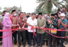 Ketua DPRD Inhil Resmikan Jembatan Penghubung 2 Desa di Kemuning
