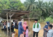 Bupati Pelalawan Meninjau Langsung Rumah Warga Terdampak Banjir