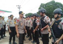 Brimob Bersenjata Laras Panjang Suruh Kendaraan Pribadi di Perbatasan Putar Balik