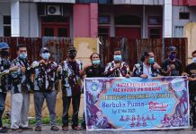 PAC Ikatan Pemuda Karya Sukajadi Bagikan Takjil dan Masker Kepada Warga