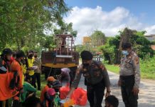 Tukang Becak dan Sapu Jalanan Dapat Nasi Kotak dari Polres Inhil