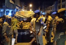 Tim URC Satpol PP Inhil Imbau Pedagang Buah Untuk Tidak Berjualan di Bahu Jalan