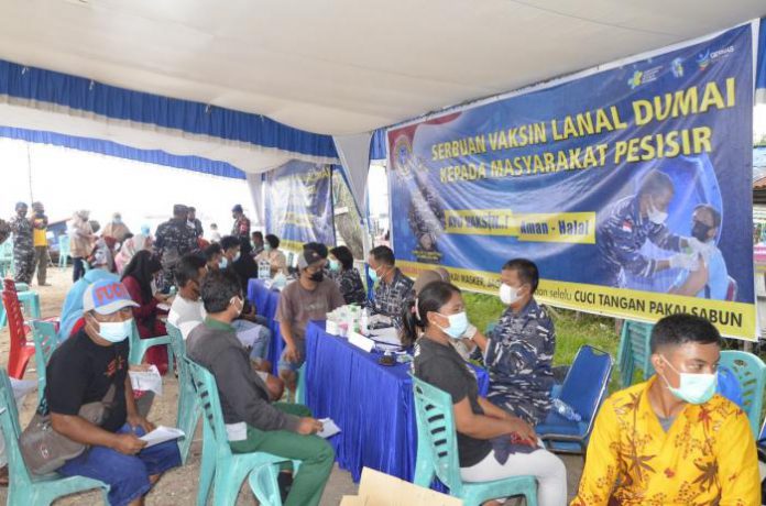 724_Serbuan-Vaksinasi-Lanal-Dumai-kepada-Masyarakat-Maritim