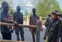 Satuan Polisi Pamong Praja Indragiri Hilir Melaksanakan Pengawasan dan Teguran Lisan Terhadap PKL yang Berjualan di Atas Jembatan