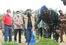 Peringati Hari Bakti TNI AU ke-74, Bupati Kampar Bersama Andi Kustoro Ikuti Bakti Sosial