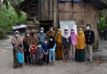 Bersama KT Desa Bongkal Malang, Kapolres Inhu Bedah Rumah Warga