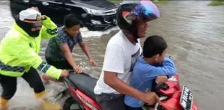 Ruas Jalan Tergenang Banjir, Polisi di Dumai Bantu Kendaraan yang Mogok
