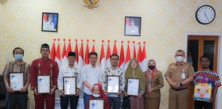 Bupati Afrizal Sintong Serahkan Piagam Penghargaan Kepada Tokoh Pendiri Rohil
