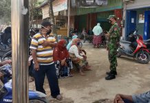 Ajak Warga Tetap Lakukan Prokes, Babinsa Komsos di Wilayah
