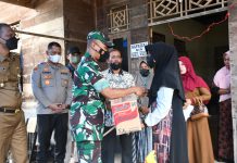 Kapolres Aceh Timur Beserta Bupati dan Dandim 0104 Serahkan Bantuan Kepada Korban Kebakaran di Ranto Peureulak