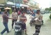 Tetap Semangat dan Tidak Mengenal Lelah Terus Membagikan Masker Kepada yang Tidak Patuh Prokes