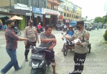 Tetap Semangat dan Tidak Mengenal Lelah Terus Membagikan Masker Kepada yang Tidak Patuh Prokes