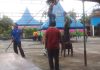 Sambut Kedatangan Bupati Kades Bersama Warga Gotong-royong Di Halaman Masjid Assolihin Desa Temiang