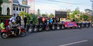 King Club Aceh Timur Bagi-bagi Takjil Untuk Pengguna Jalan