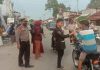 Jajaran Polsek Benai Serta Karangtaruna Berbagi Takjil Turun Kejalan