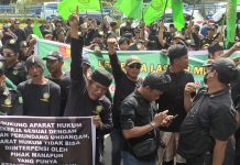 Gelar Aksi Damai, Ribuan Massa LLM Ramaikan Gedung DPRD Riau