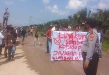 Aliansi Mahasiswa Bukit Batu Unjuk Rasa Di Depan Pintu Masuk PT SPM