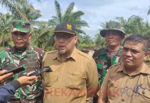 Bersama PUPR Bengkalis, Kades Simpang Ayam Tinjau Lokasi Tanah Abrasi