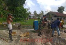 Pupuk Semangat Kebersamaan, Babinsa Bantu Warga Cor Jalan
