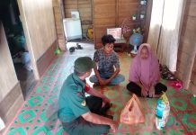 Babinsa Koramil 02/TT Masuk Dapur Warga Bawa Paket Sembako