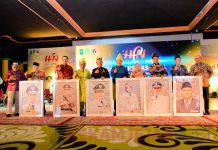 Ketua PWI Riau Zulmansyah Serahkan Penghargaan PWI Riau Award Tahun 2023 Kepada Bupati Bengkalis Kasmarni