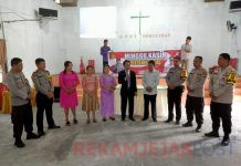 Polsek Kandis yang Beragama Nasrani Melakukan Minggu Kasih di Gereja GPDI Pemulihan – IRC Pasar Minggu Kandis