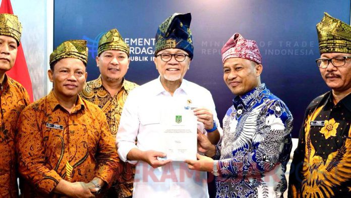 2023-12-12-pedagang-bakso-riau-jadi-tamu-istimewa-menteri-zulkifli-hasan