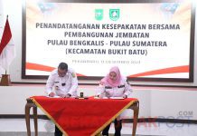 Bupati Kasmarni Bersama Gubri Riau Menandantangani Naskah Kesepakatan Pembangunan Jembatan Sungai Pakning-Pulau Bengkalis