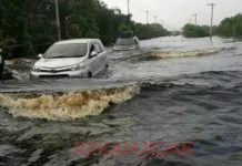 Jalan Pangkalan Kerinci Menuju ke Sorek Banjir, Dengan Kedalaman Kisaran 70 Cm Diatas Jalan Aspal