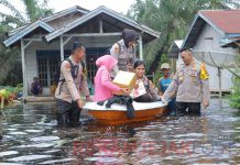 Kapolres Inhu Salurkan Bantuan Menggunakan Trail dan Mengarungi Banjir di Desa Rawa Bangun