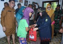 Tingginya Curah Hujan, Bupati Bengkalis Menyalurkan Bantuan Kepada Masyarakat Yang Terdampak Banjir