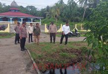 Kapolsek Bengkalis Bersama Kepala Desa Setempat Mengecek TPS yang Rawan Banjir