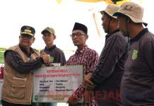Gubernur Riau Serahkan Bantuan Secara Simbolis Kepada Kelompok Tani Dikepulauan Meranti