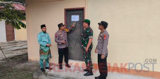 Kapolsek Bengkalis Bersama TNI Berupaya Menjaga Keamanan Logistik Pemilu di PPK Kecamatan Bengkalis