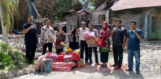 Melalui Kadis Sosial, Pemkab Bengkalis Memberikan Bantuan Kepada Warga Korban Kebakaran Rumah di Bantan