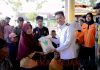 Bagikan Sembako Warga Terdampak Banjir, Bupati Rohil Ajak Masyarakat Sukseskan Pemilu