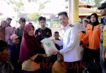 Bagikan Sembako Warga Terdampak Banjir, Bupati Rohil Ajak Masyarakat Sukseskan Pemilu