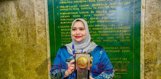 Bupati Kasmarni Terima Piala Adipura Kota Kecil Terbersih