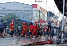 Tim Gabungan Berjibaku Pemadaman Kebakaran Tiga Unit Ruko di Selatpanjang