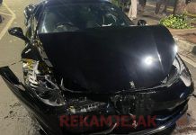 Terjadinya Kecelakaan Dua Mobil Mewah Dijalan Wolter Monginsidi, Jakarta Selatan