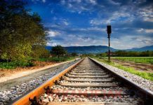 2 Pasangan Yang Lagi Ngonten di Jembatan Kereta Api Harus Melompat Kejurang Setinggi 27 M Karena Kereta Yang Tiba Mendekat