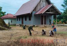 Personel Pos Subin Satgas Yonif 762/VYS Bersihkan Gereja Bersama Masyarakat
