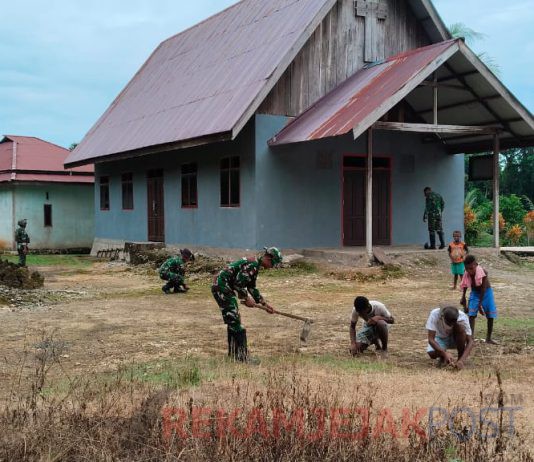 Personel Pos Subin Satgas Yonif 762/VYS Bersihkan Gereja Bersama Masyarakat