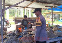 Bhabinkamtibmas Polsek Bonai Darussalam Patroli Di Pasar Tradisional Desa Rawa Makmur
