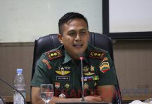 Saat Lakukan Patroli Karlahut Babinsa dan Babinkamtibmas Pergoki 2 Orang Warga sedang Transaksi Narkoba