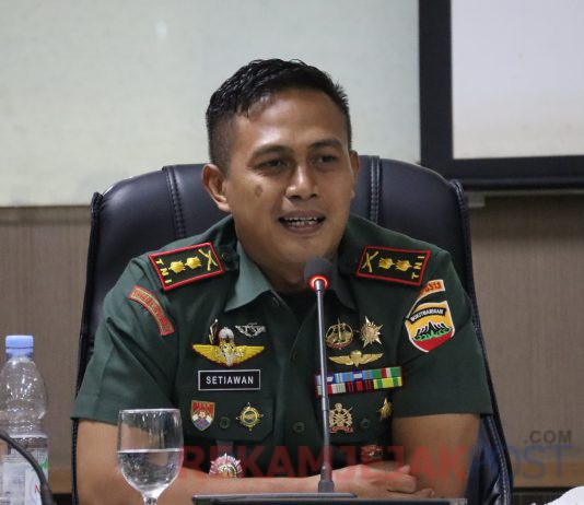 Saat Lakukan Patroli Karlahut Babinsa dan Babinkamtibmas Pergoki 2 Orang Warga sedang Transaksi Narkoba